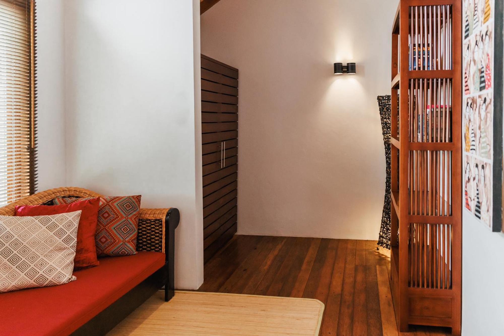 Leonora Villa